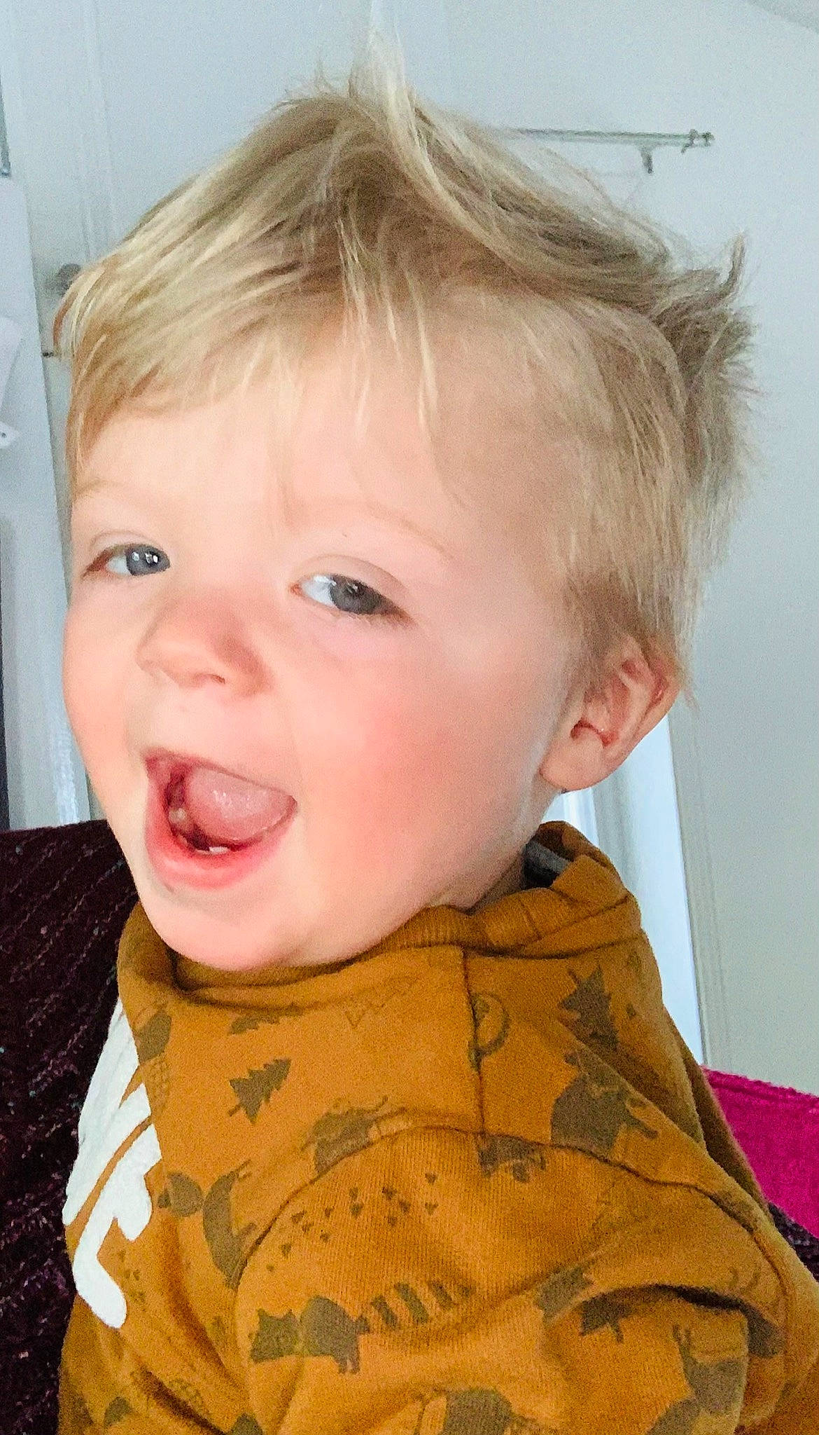 Arthur a rejoint le concours — aidez-le/la à gagner de superbes lots ! baby_toddler_clothing, cheek, chin, ear, eye, eyebrow, eyelash, forehead, human_body, iris, jaw, lip, military_camouflage, neck, nose, organ, person, skin, sleeve, smile