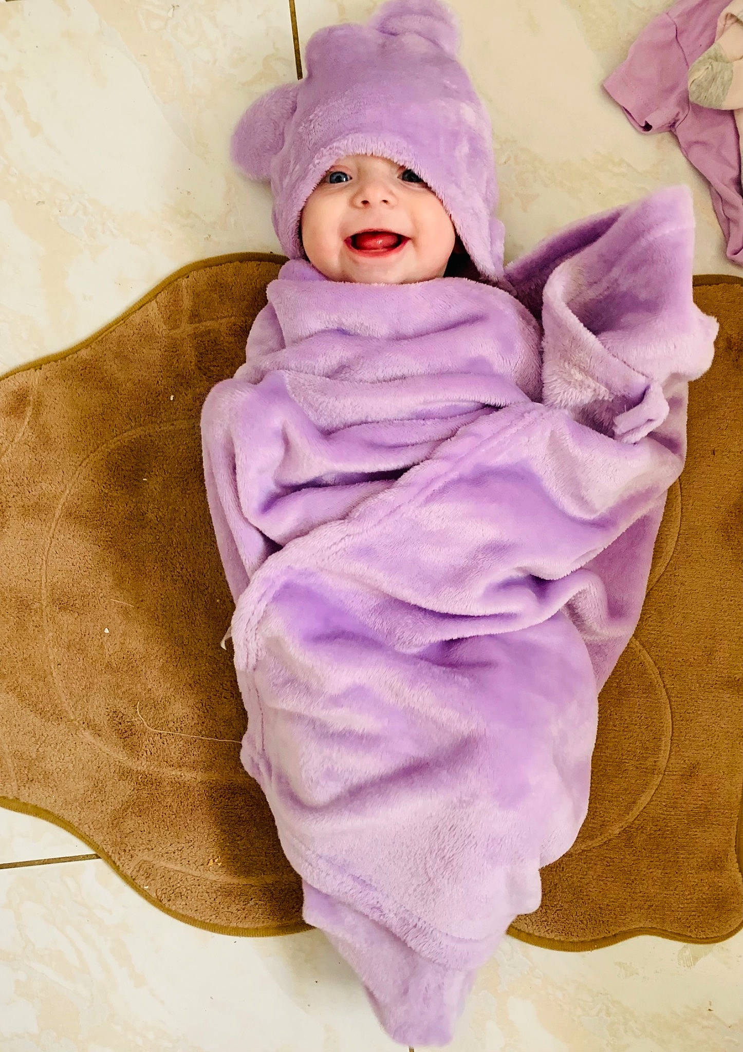 Kellya a rejoint le concours — aidez-le/la à gagner de superbes lots ! baby, baby_products, baby_toddler_clothing, beanie, child, comfort, face, fur, happy, headgear, headwear, hood, linens, magenta, outerwear, person, pink, purple, sleeve, smile
