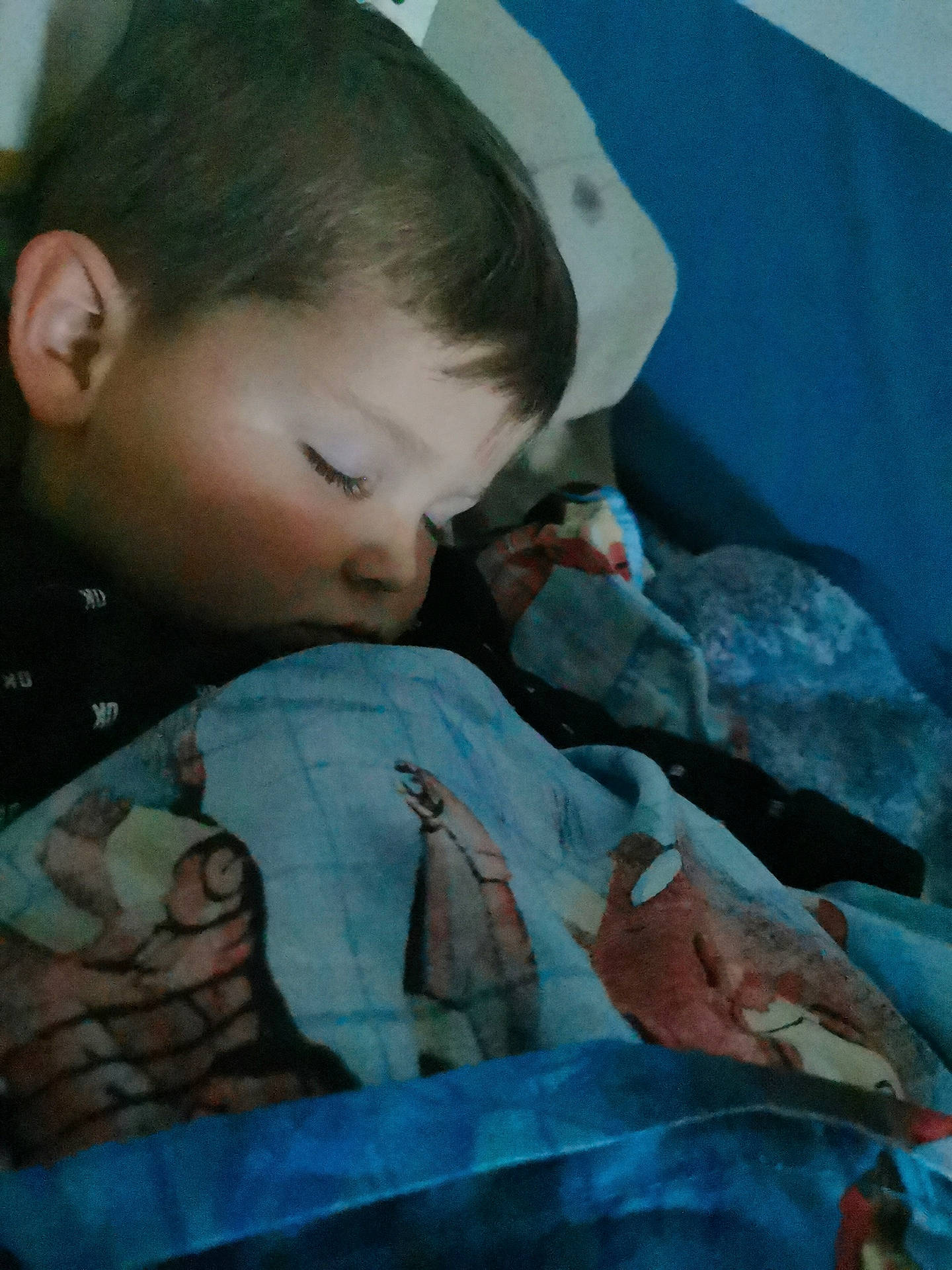 Ayden participe au concours pour gagner de l'argent avec cette photo : art_paint, baby, baby_products, baby_toddler_clothing, cheek, child, ear, fish, paint, painting, person, seafood, toddler, watercolor_paint