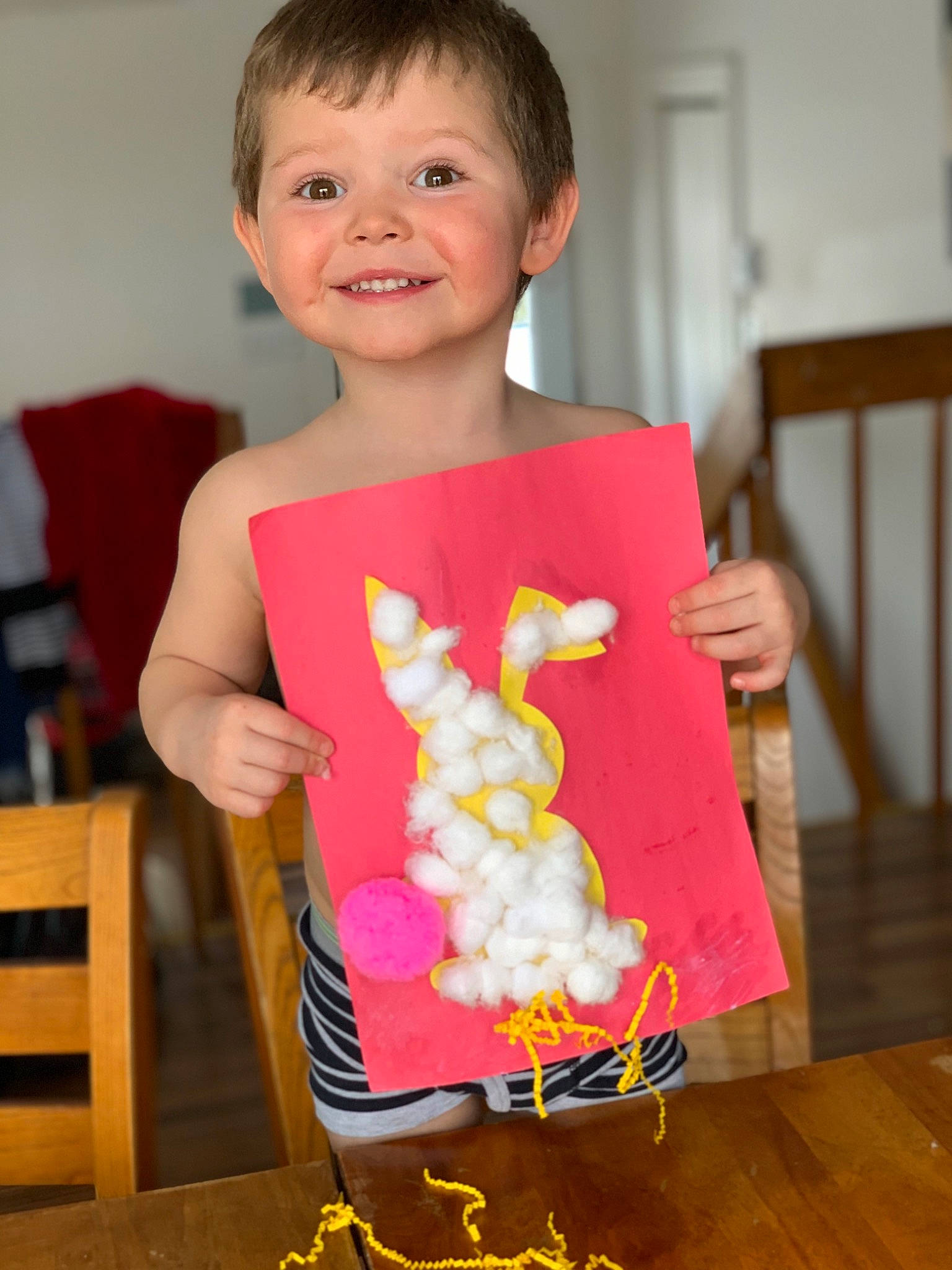 Ayden a rejoint le concours — aidez-le/la à gagner de superbes lots ! arm, baby, baby_toddler_clothing, chair, child, event, face, finger, hand, happy, joy, nail, party_supply, person, room, sleeve, smile, stuffed_toy, sweetness, t_shirt