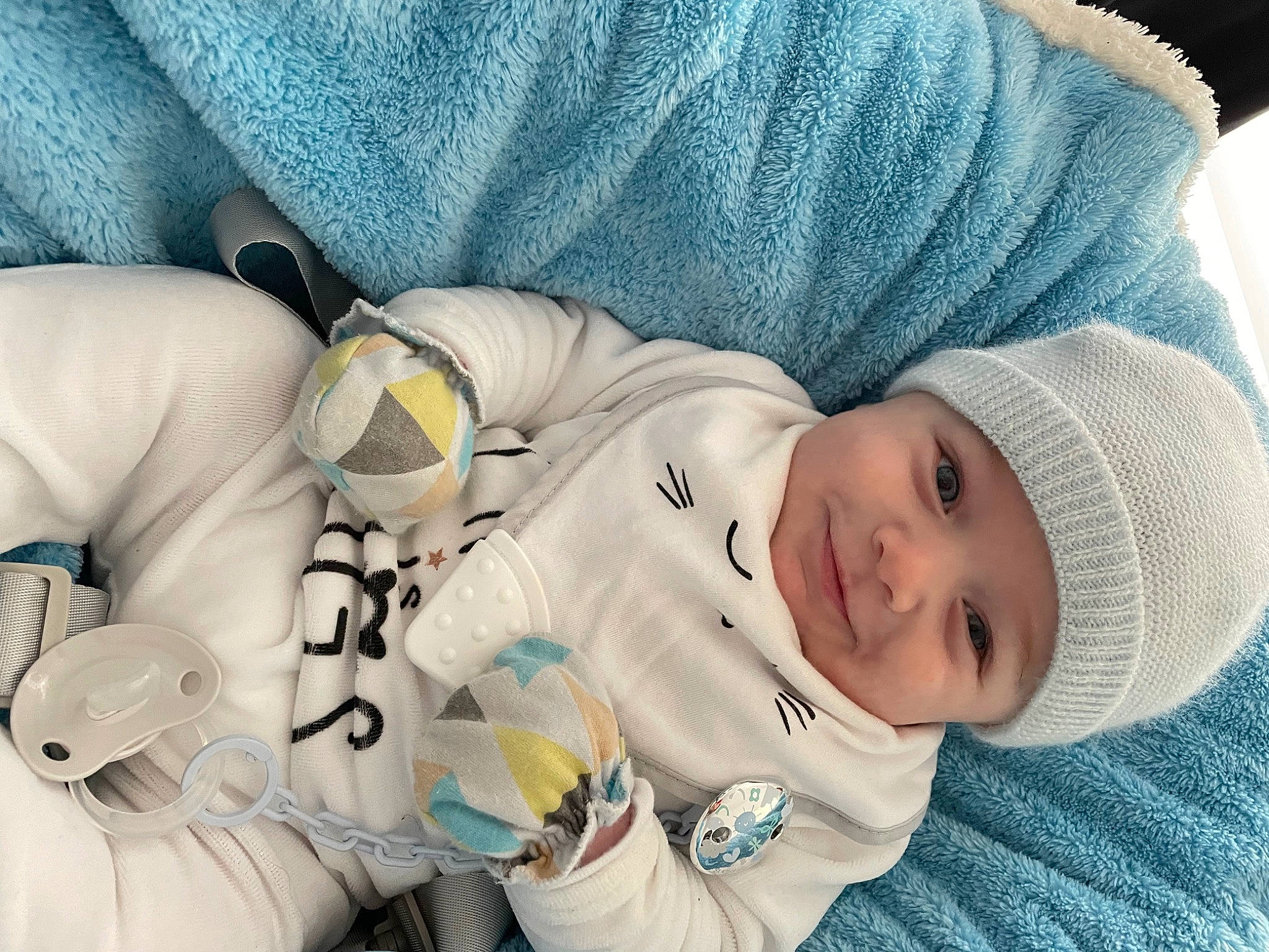Lizio a rejoint le concours — aidez-le/la à gagner de superbes lots ! baby, baby_products, baby_sleeping, baby_toddler_clothing, bedtime, child, comfort, hat, headwear, joy, linens, nap, pattern, person, room, skin, sleep, sleeve, smile, sun_hat