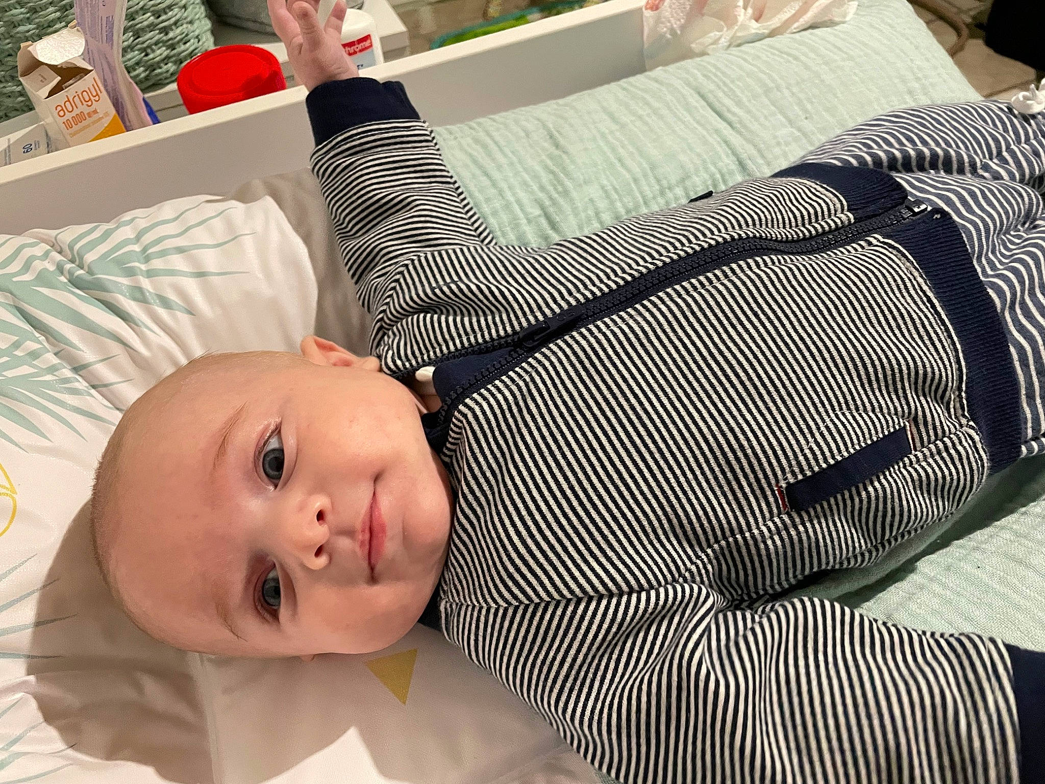 Lizio a rejoint le concours — aidez-le/la à gagner de superbes lots ! baby, baby_products, baby_safety, baby_toddler_clothing, bed, bedding, bedtime, child, comfort, flooring, infant_bed, linens, nap, pattern, person, pillow, room, sleeve, textile, throw_pillow