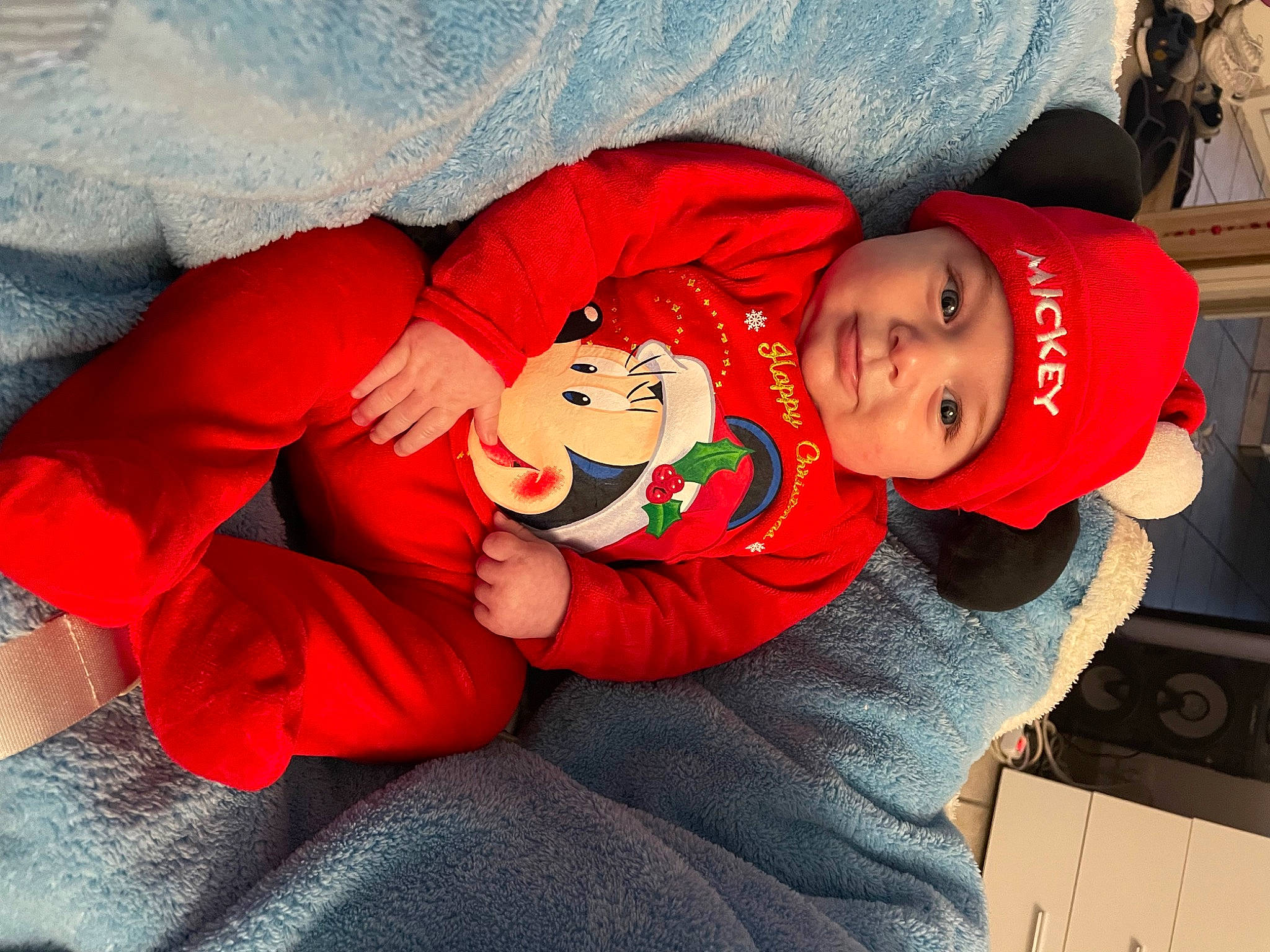 Lizio a rejoint le concours — aidez-le/la à gagner de superbes lots ! baby, baby_toddler_clothing, carmine, child, christmas_eve, comfort, event, fictional_character, happy, hat, headwear, holiday, lap, mouth, person, plush, sleeve, smile, stuffed_toy, t_shirt