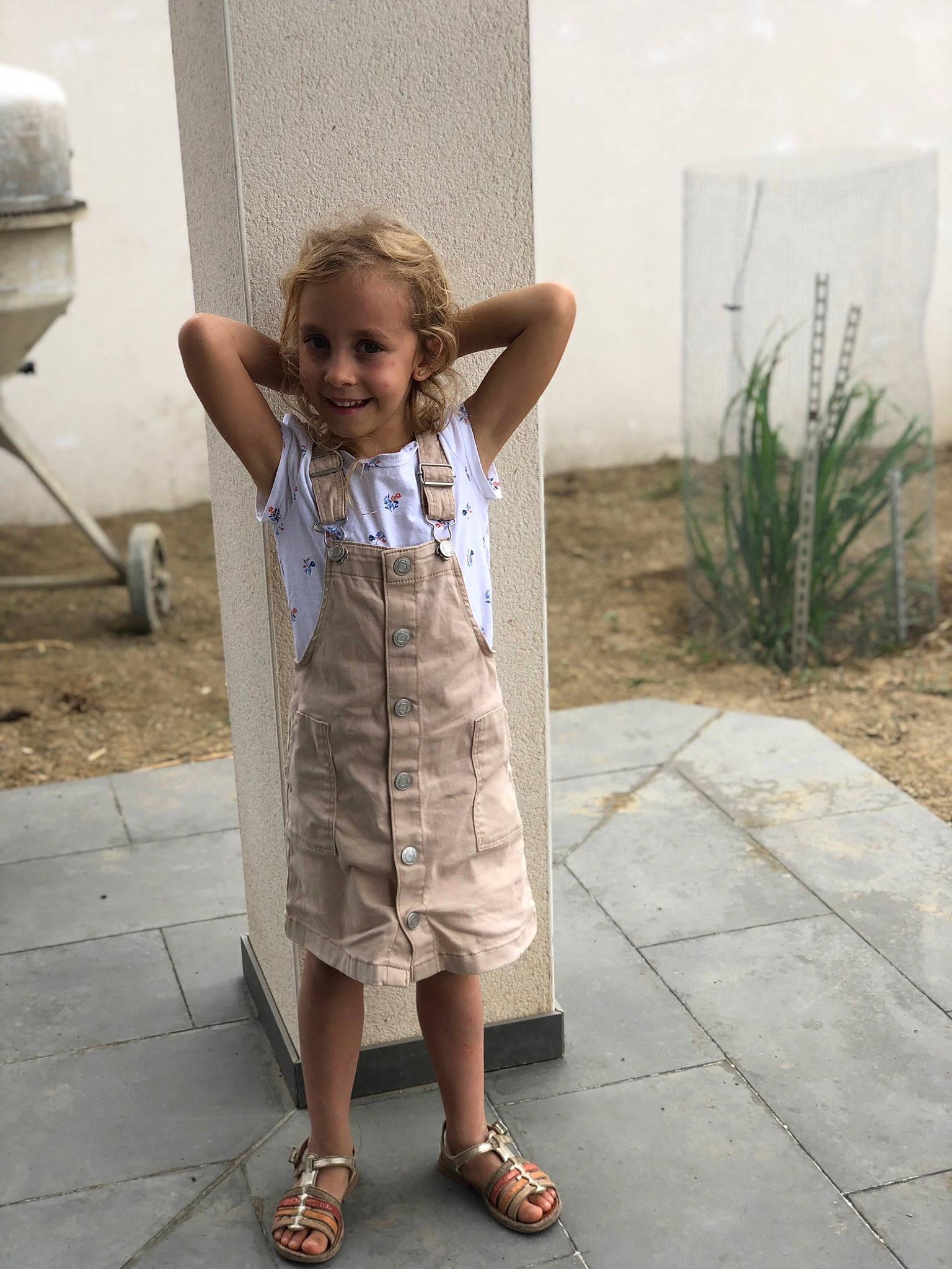 Léna participe au concours pour gagner de l'argent avec cette photo : asphalt, child, concrete, dress, foot, happy, human_leg, joint, joy, person, plant, road, road_surface, sandal, sidewalk, sitting, skin, sleeve, smile, street_fashion