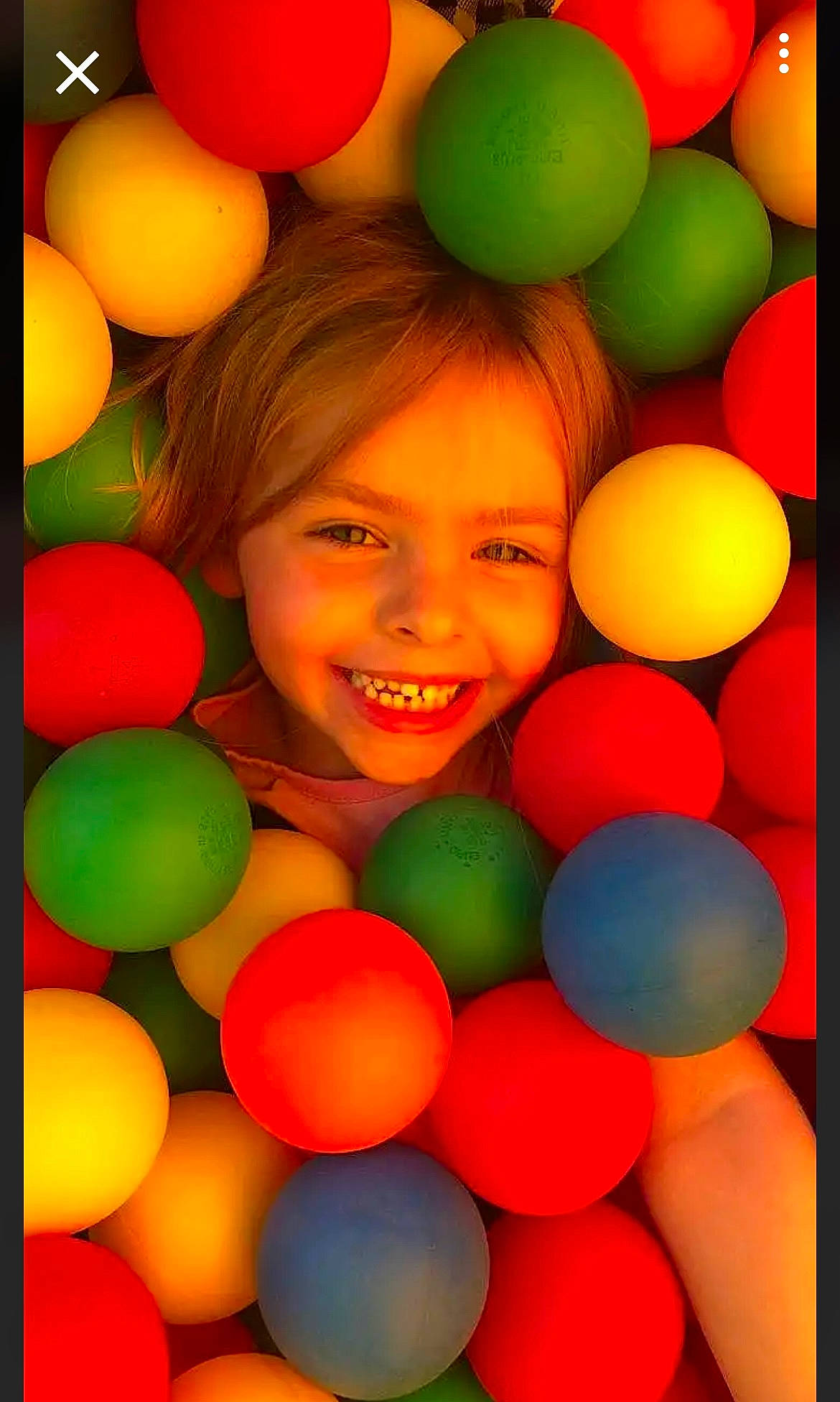 Tessa a rejoint le concours — aidez-le/la à gagner de superbes lots ! ball, ball_pit, child, circle, colorfulness, electric_blue, event, facial_expression, fun, happy, joy, light, mixture, people_in_nature, person, play, playing_sports, smile, sweetness, toddler