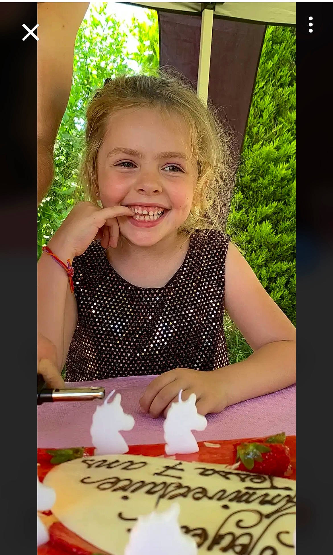 Tessa participe au concours pour gagner de l'argent avec cette photo : beauty, cake_decorating, cake_decorating_supply, candle, child, dessert, dress, finger, fun, grass, happy, joy, pattern, people_in_nature, person, pink, smile, sugar_cake, sweetness, t_shirt