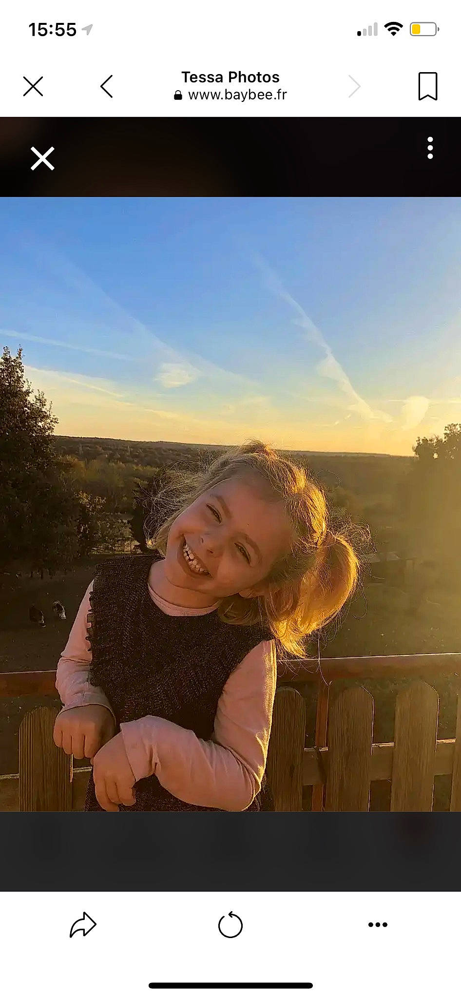 Tessa participe au concours pour gagner de l'argent avec cette photo : cloud, cool, flash_photography, fun, gesture, grass, happy, joy, leisure, light, morning, nature, people_in_nature, person, photograph, sky, smile, snapshot, sunlight, travel