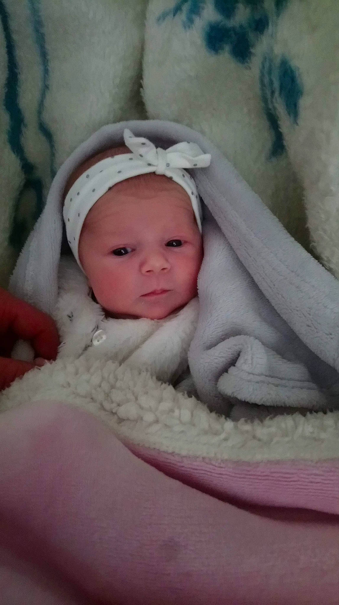 Lyzéa a rejoint le concours — aidez-le/la à gagner de superbes lots ! cheek, child, eye, girl, hair_accessory, hand, infant, iris, lip, person, pink, product, skin, sleep, textile, toddler