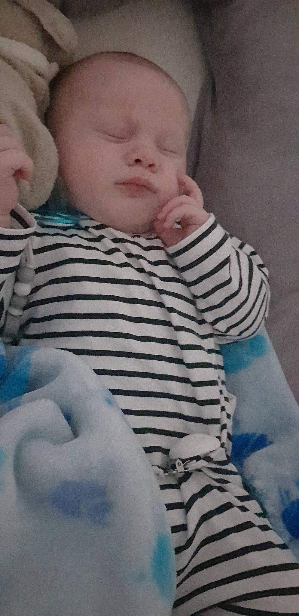 Ezzio participe au concours pour gagner de l'argent avec cette photo : baby, bedtime, birth, cheek, child, nap, nose, person, skin, sleep, toddler