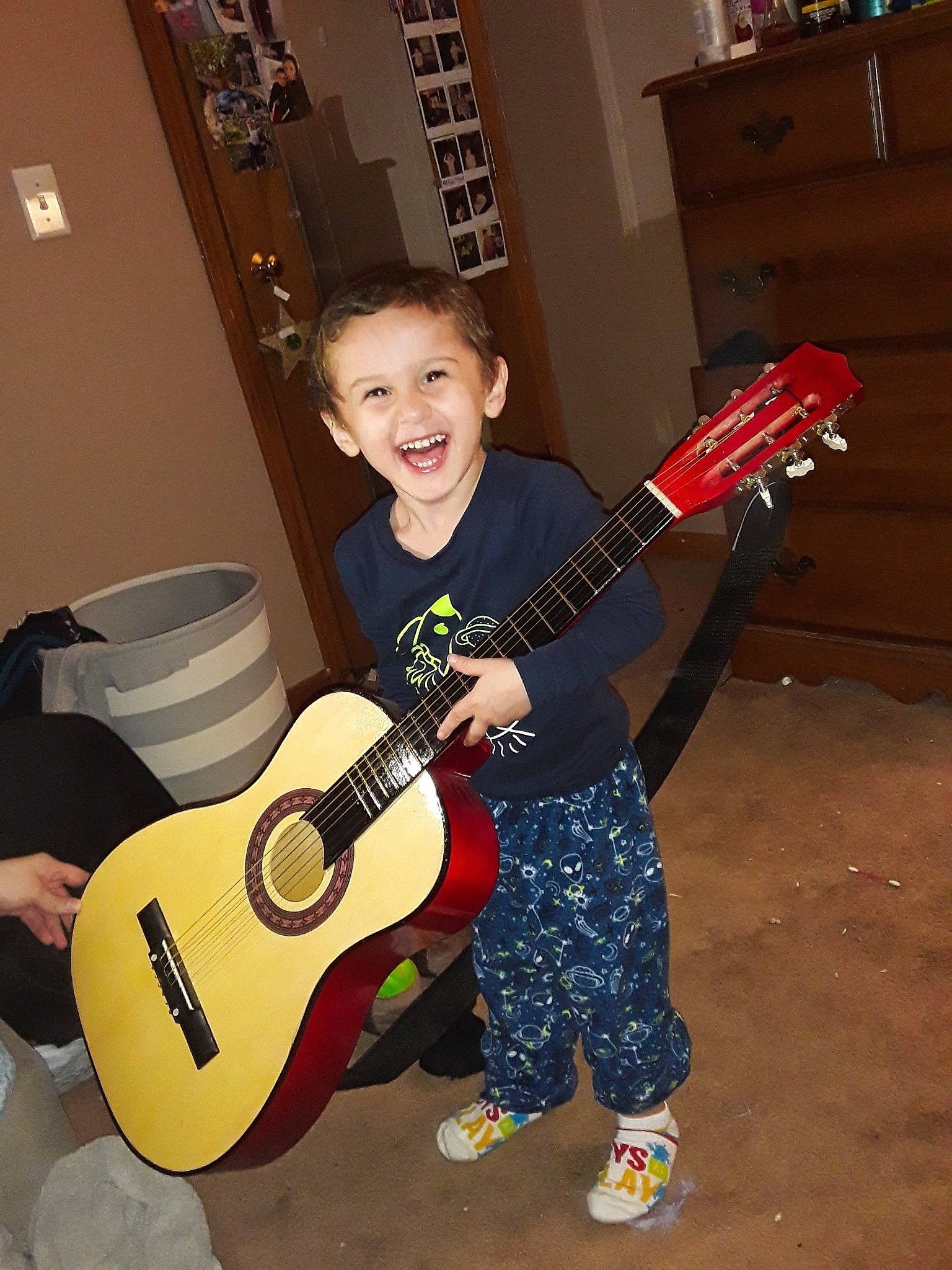 Royal is registered to the contest to win money with this photo: acoustic_electric_guitar, acoustic_guitar, bass_guitar, cavaquinho, cuatro, electric_guitar, guitar, guitar_accessory, guitarist, joy, music, musical_instrument, musician, person, plucked_string_instruments, string_instrument, string_instrument_accessory, tiple