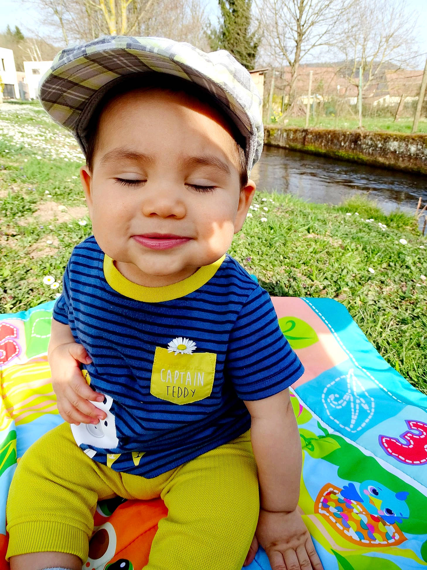 Marvin participe au concours pour gagner de l'argent avec cette photo : baby, baby_toddler_clothing, cap, child, face, fun, grass, happy, headwear, leisure, people, person, photograph, plant, recreation, shorts, skin, t_shirt, toddler, travel