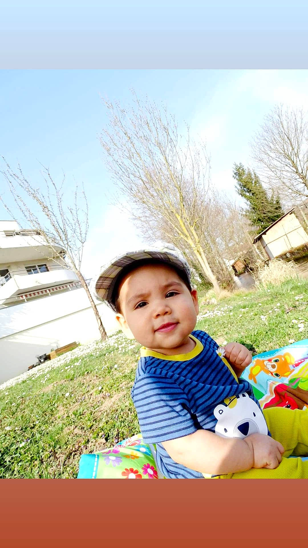 Marvin participe au concours pour gagner de l'argent avec cette photo : baby, baby_toddler_clothing, child, fun, grass, grassland, happy, hat, headwear, leisure, people_in_nature, person, plant, play, recreation, sitting, sky, sun_hat, toddler, tourism
