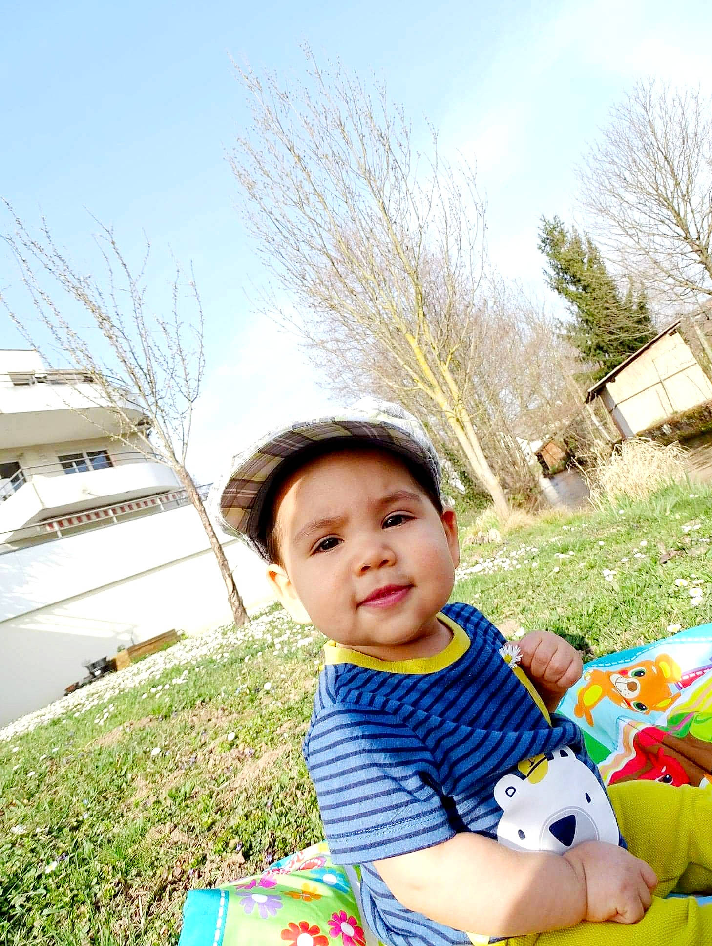 Marvin participe au concours pour gagner de l'argent avec cette photo : baby, baby_toddler_clothing, child, eye, face, fun, grass, grassland, happy, hat, head, headwear, leisure, people_in_nature, person, plant, recreation, sitting, sky, toddler