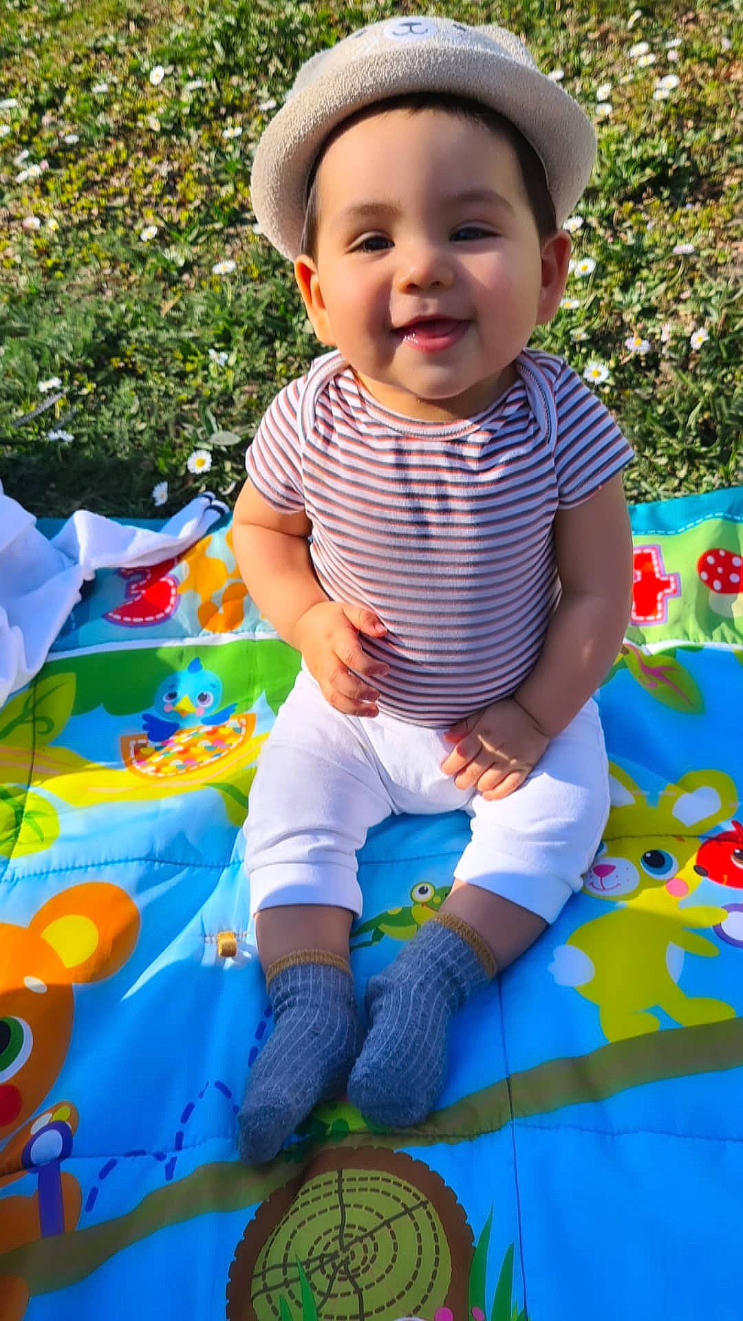 Marvin participe au concours pour gagner de l'argent avec cette photo : baby_toddler_clothing, cap, face, facial_expression, fun, grass, green, happy, hat, joy, leaf, leisure, people_in_nature, person, photograph, pink, product, shorts, smile, t_shirt