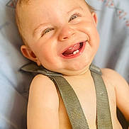 Malwen participe au concours pour gagner de l'argent avec cette photo : baby, car_seat, child, closeup, cute, expression, eyes, face, happy, harness, head, infant, joy, person, portrait, seatbelt, skin, smiling, straps, teeth