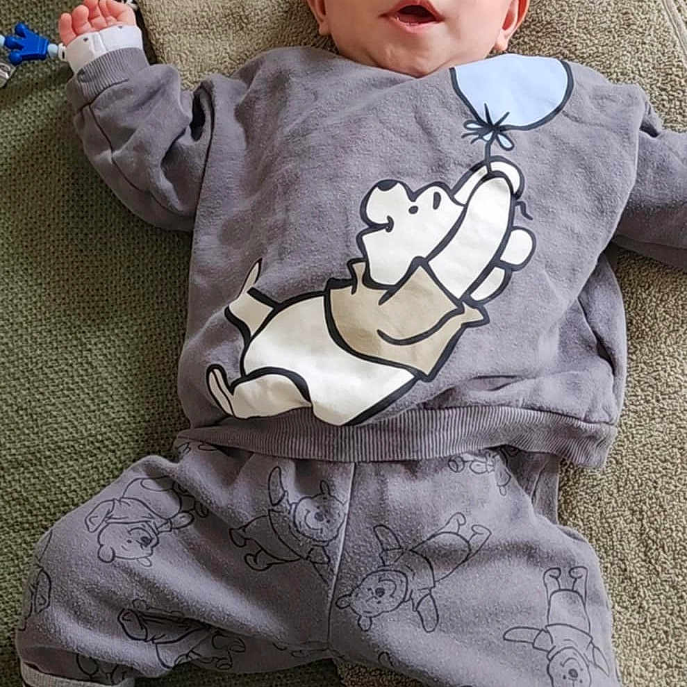 Malwen participe au concours pour gagner de l'argent avec cette photo : baby, bear, blanket, cartoon, child, clothing, comfort, cute, expression, fabric, footwear, home, indoors, infant, lying_down, pacifier, person, socks, soft_toys, toddler