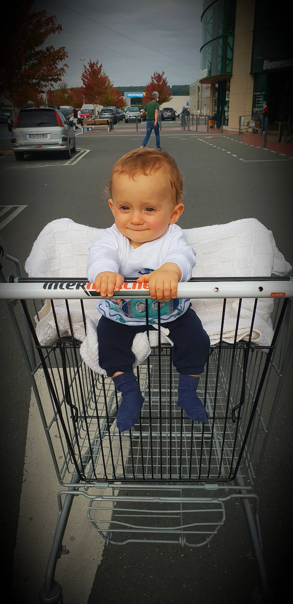 Owen participe au concours pour gagner de l'argent avec cette photo : baby, baby_products, baby_safety, cart, child, joy, person, product, shopping_cart, toddler, vehicle