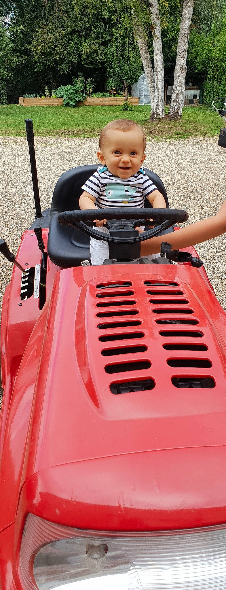 Owen participe au concours pour gagner de l'argent avec cette photo : car, child, joy, outdoor_power_equipment, person, play, toddler, vehicle