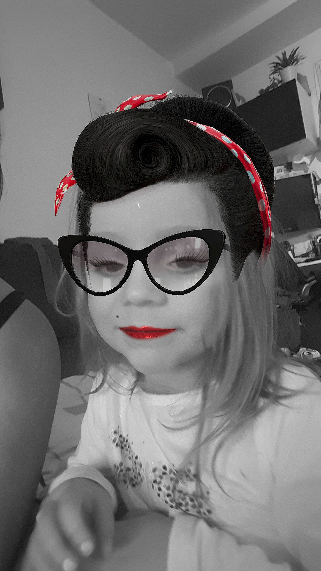 Clémence participe au concours pour gagner de l'argent avec cette photo : black, black_and_white, black_hair, cool, eye, eyewear, girl, glasses, headgear, monochrome, person, product, red, smile, sunglasses, vision_care, white