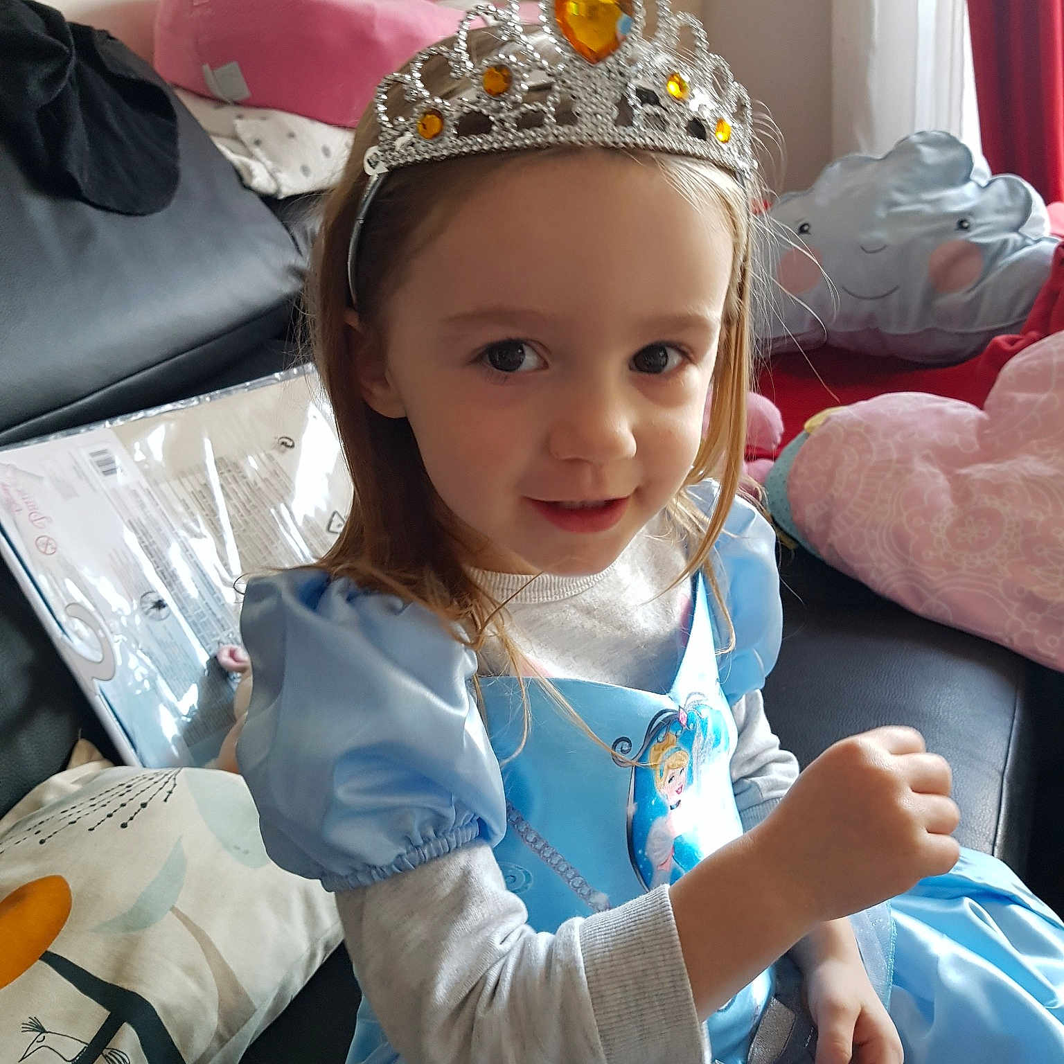 Clémence participe au concours pour gagner de l'argent avec cette photo : baby_products, blue, child, fun, girl, hair_accessory, headgear, headwear, infant, person, product, skin, smile, toddler