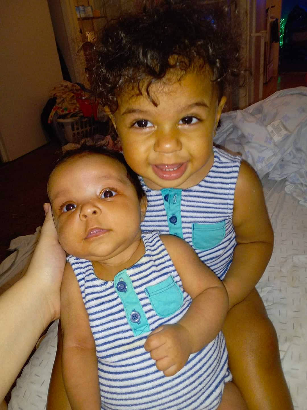 Ozias is registered to the contest to win money with this photo: arm, cheek, chin, eyebrow, facial_expression, forehead, gesture, hair, hairstyle, hand, happy, head, iris, lip, mouth, muscle, nose, person, skin, smile