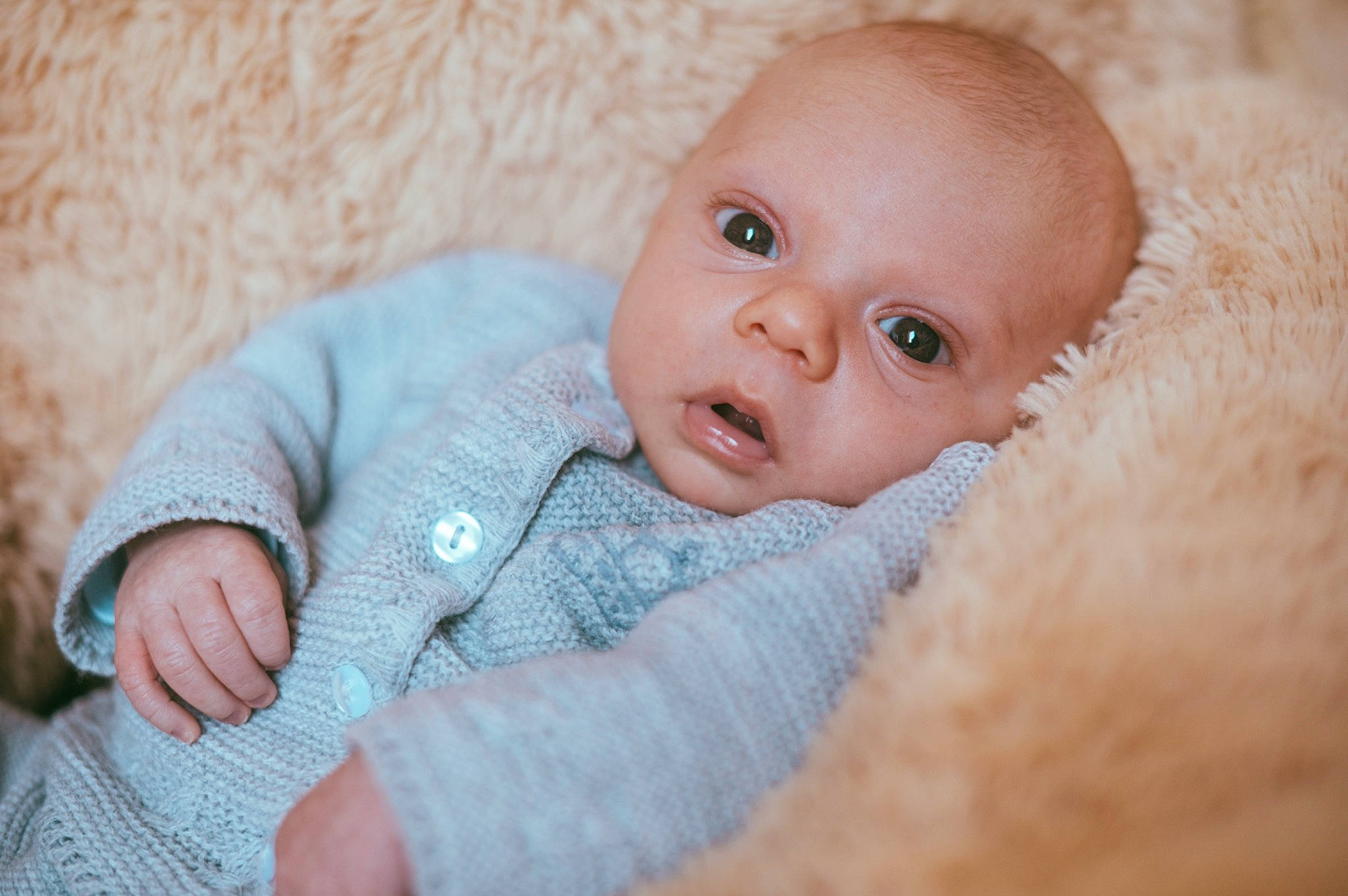 Livio participe au concours pour gagner de l'argent avec cette photo : baby, baby_toddler_clothing, cheek, chin, comfort, eye, eyebrow, finger, head, human_body, iris, linens, lip, mouth, nail, nose, person, skin, sleeve, toddler