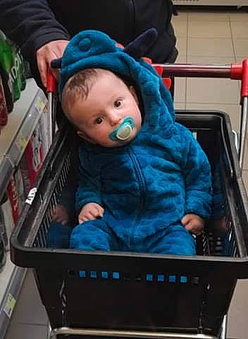 Thyméo a rejoint le concours — aidez-le/la à gagner de superbes lots ! automotive_exterior, baby, baby_carriage, baby_products, car_seat, child, display_device, electric_blue, fun, machine, motor_vehicle, person, retail, room, service, shopping, shopping_cart, sitting, technology, toddler