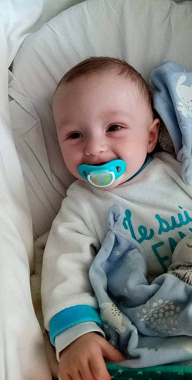 Thyméo a rejoint le concours — aidez-le/la à gagner de superbes lots ! azure, baby, baby_toddler_clothing, beauty, cheek, child, comfort, eye, eyelash, face, gesture, happy, iris, mouth, nose, person, skin, sleeve, smile, textile