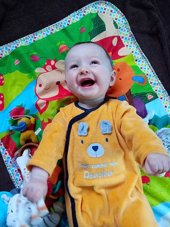 Thyméo participe au concours pour gagner de l'argent avec cette photo : art, baby, baby_products, baby_toddler_clothing, baby_toys, cheek, child, event, fictional_character, fun, happy, orange, person, pink, product, room, smile, textile, toddler, toy