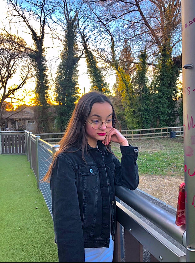 Lisa participe au concours pour gagner de l'argent avec cette photo : beauty, blond, brown_hair, denim, electric_blue, eyewear, flash_photography, fun, grass, happy, leather_jacket, leisure, long_hair, people_in_nature, person, plant, sky, tints_and_shades, travel, tree