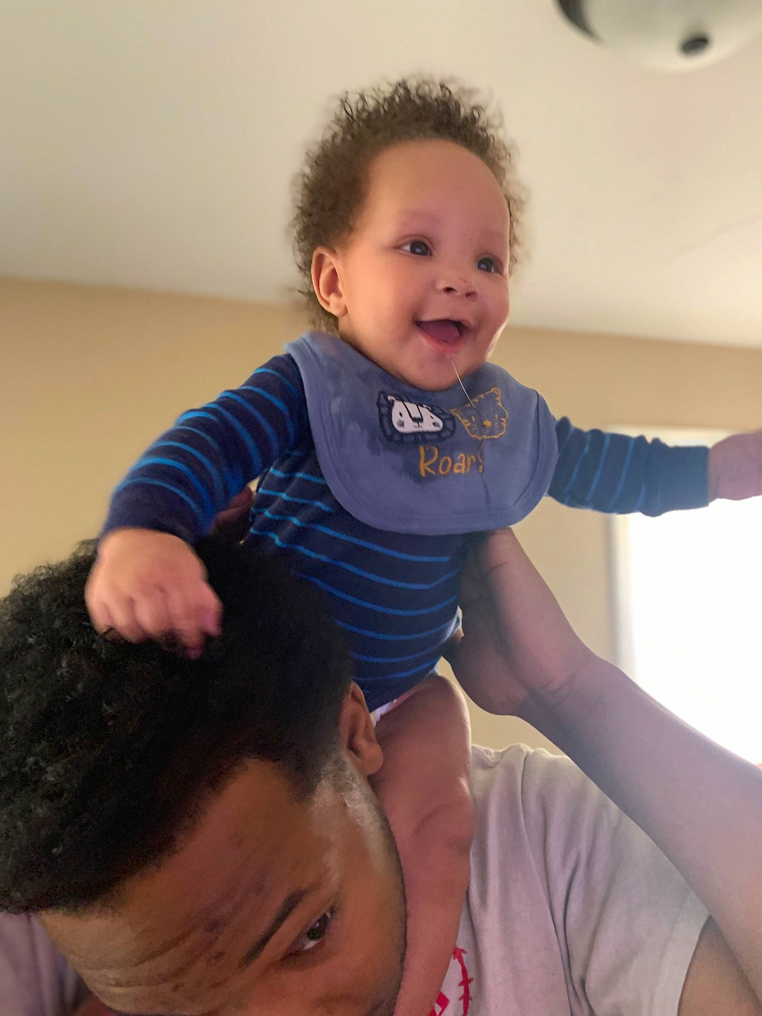 Alonzo is registered to the contest to win money with this photo: cheek, eye, eyebrow, eyelash, face, facial_expression, gesture, happy, human, human_body, iris, joint, mouth, neck, nose, organ, person, shoulder, skin, sleeve