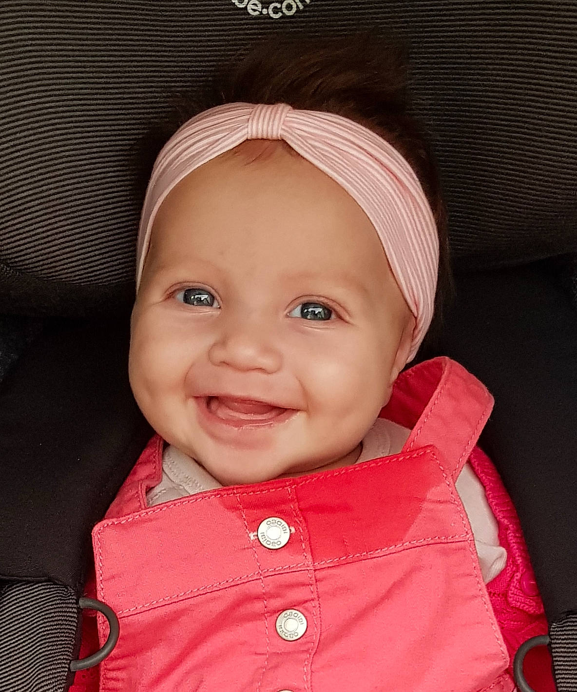 Lou participe au concours pour gagner de l'argent avec cette photo : baby, cheek, child, child_model, chin, eye, face, facial_expression, forehead, head, headgear, headwear, joy, lip, nose, outerwear, person, pink, product, red