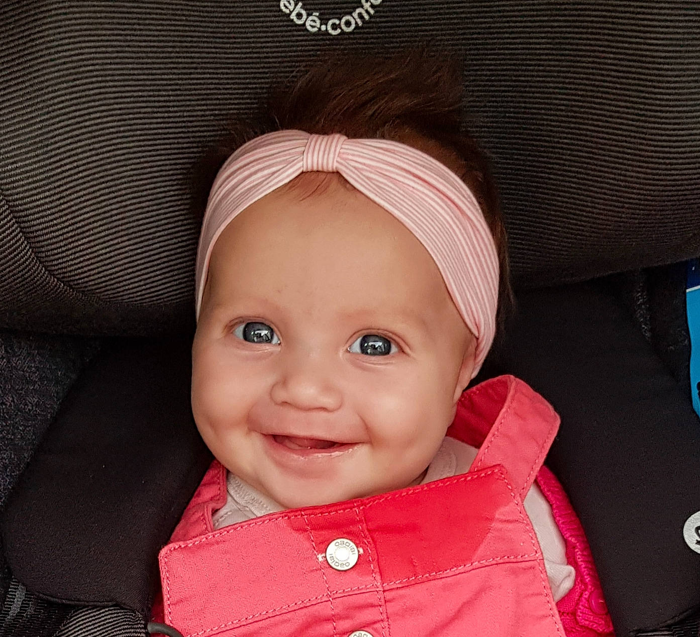 Lou participe au concours pour gagner de l'argent avec cette photo : baby, beauty, cheek, child, eye, eyebrow, face, facial_expression, forehead, hair, hair_accessory, head, headband, headwear, joy, lip, nose, person, pink, product