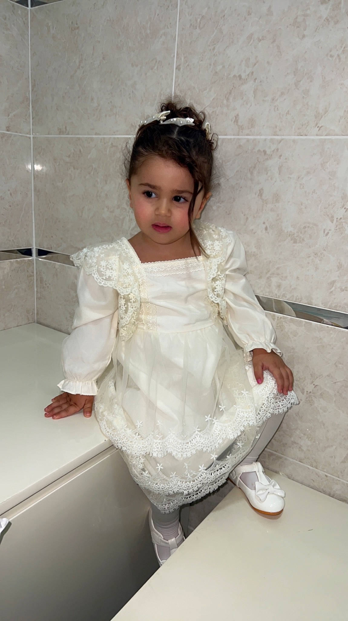 Masal a rejoint le concours — aidez-le/la à gagner de superbes lots ! baby_toddler_clothing, bridal_accessory, bridal_clothing, day_dress, dress, embellishment, eyelash, fashion_design, flash_photography, gown, hair, happy, headpiece, iris, jewellery, long_hair, neck, person, sleeve, waist