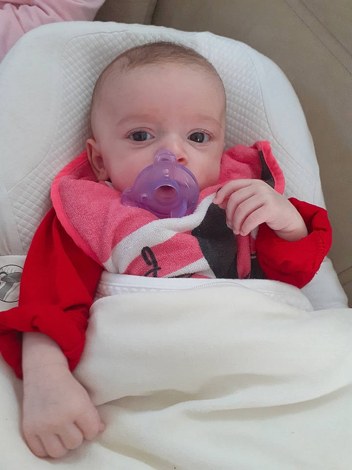 Lylia a rejoint le concours — aidez-le/la à gagner de superbes lots ! baby, baby_products, baby_safety, baby_toddler_clothing, cheek, comfort, eye, gesture, iris, linens, lip, mouth, nail, nose, person, pink, sitting, skin, sleeve, textile