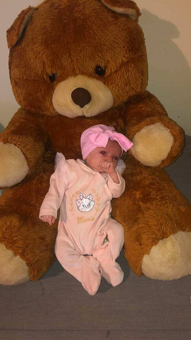 Lylia participe au concours pour gagner de l'argent avec cette photo : baby_toys, bear, brown, brown_bear, child, comfort, fun, fur, hat, headwear, mammal, mascot, person, pink, plush, room, stuffed_toy, teddy_bear, toddler, toy