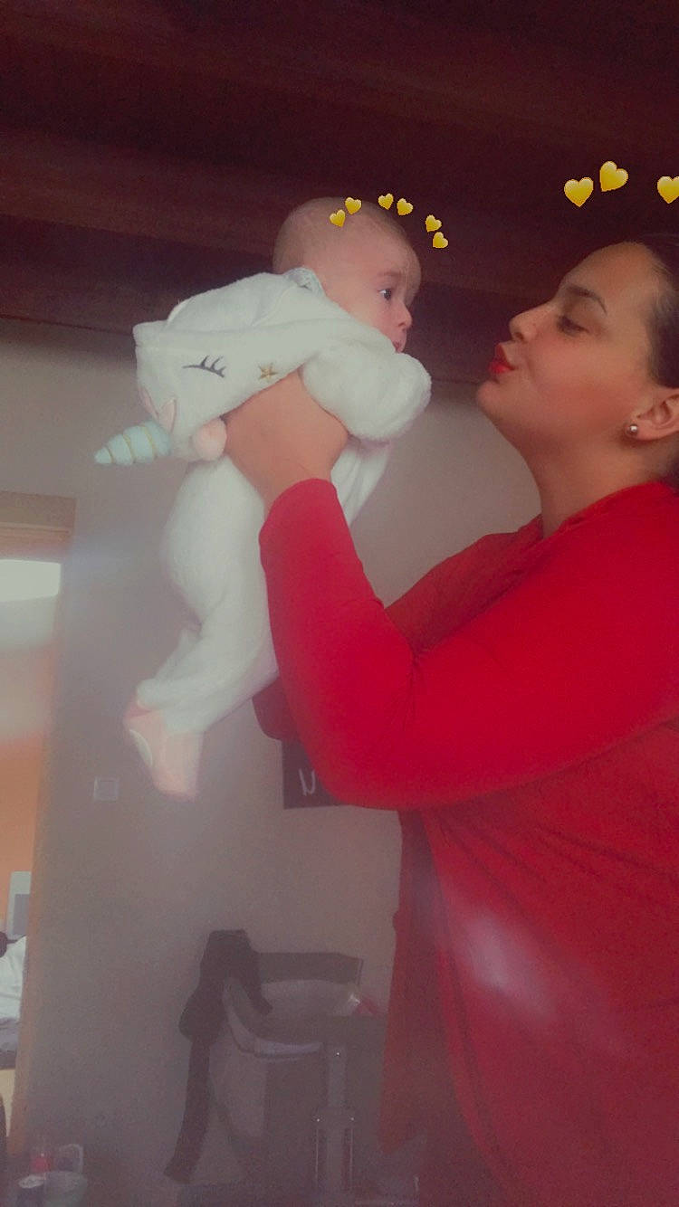 Lylia participe au concours pour gagner de l'argent avec cette photo : abdomen, baby, chest, child, costume, event, flash_photography, formal_wear, fun, fur, gesture, happy, hug, magenta, person, shoulder, smile, stuffed_toy, thumb, toddler