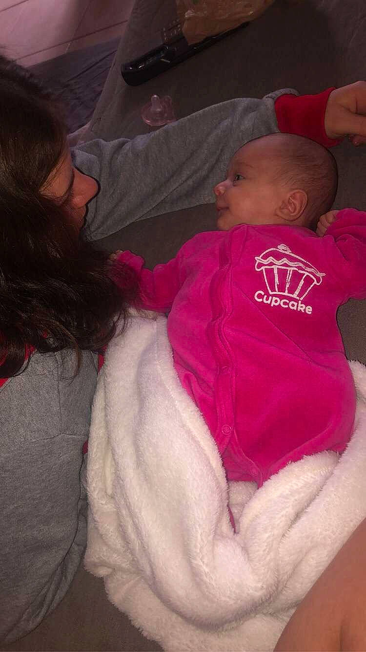 Lylia a rejoint le concours — aidez-le/la à gagner de superbes lots ! abdomen, baby, baby_toddler_clothing, cheek, child, comfort, ear, elbow, eye, fun, iris, lap, magenta, mouth, nose, person, pink, skin, thumb, toddler