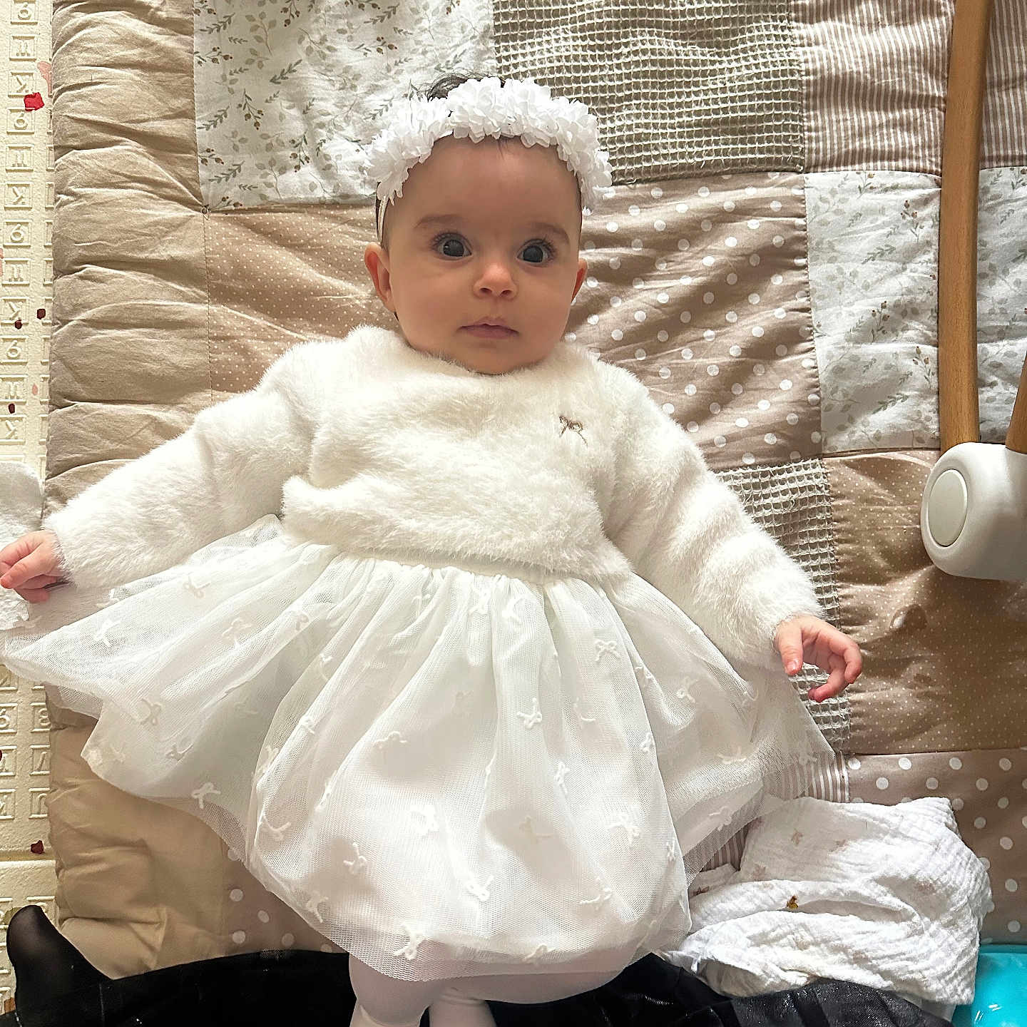 Nour Hanna a rejoint le concours — aidez-le/la à gagner de superbes lots ! baby, child, infant, white_dress, headband, blanket, patchwork, quilt, lying_down, indoors, cute, portrait, soft_toys, clothing, tights, expression, person, newborn, floor, decor