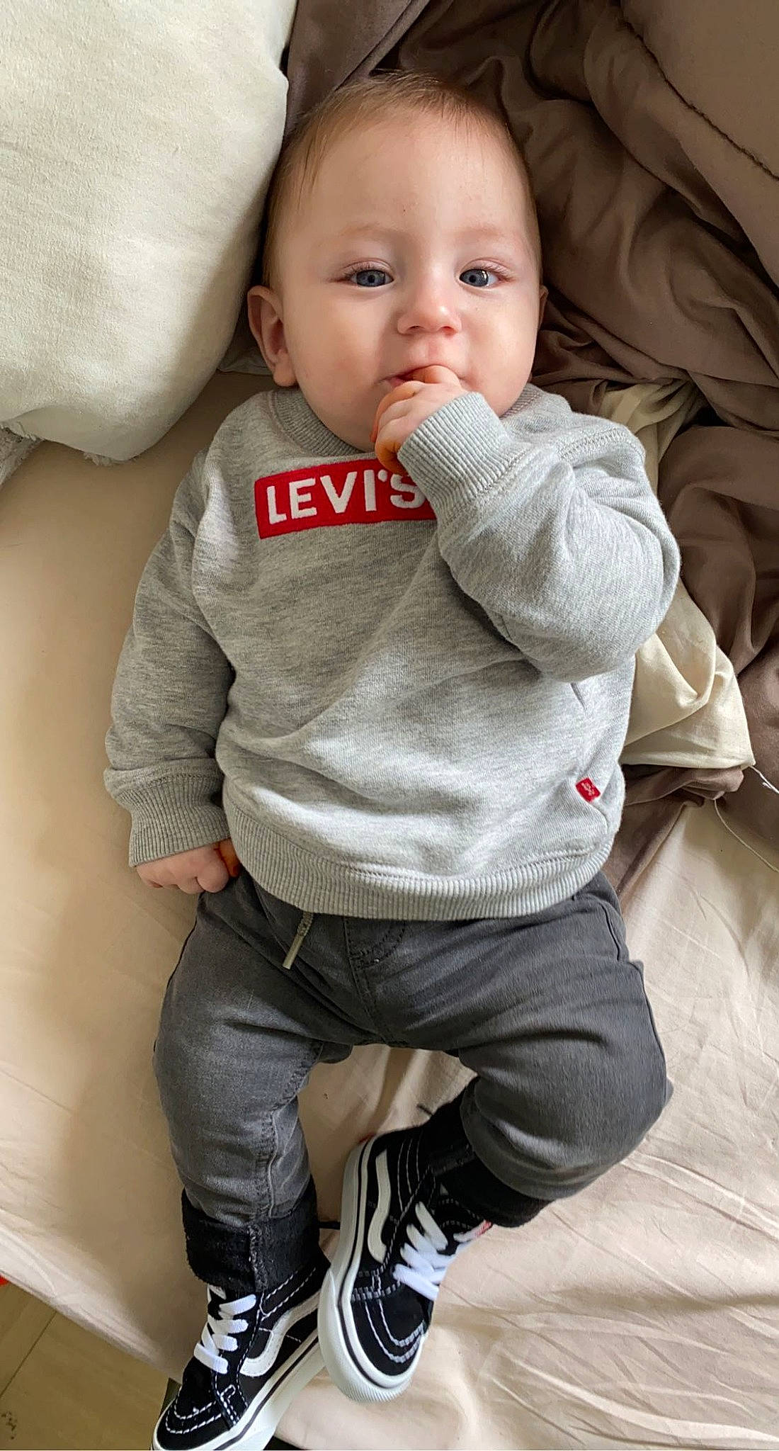 Aksel participe au concours pour gagner de l'argent avec cette photo : baby, baby_toddler_clothing, cheek, child, collar, comfort, eye, gesture, grey, happy, head, iris, knee, lip, nose, person, skin, sleeve, t_shirt, toddler
