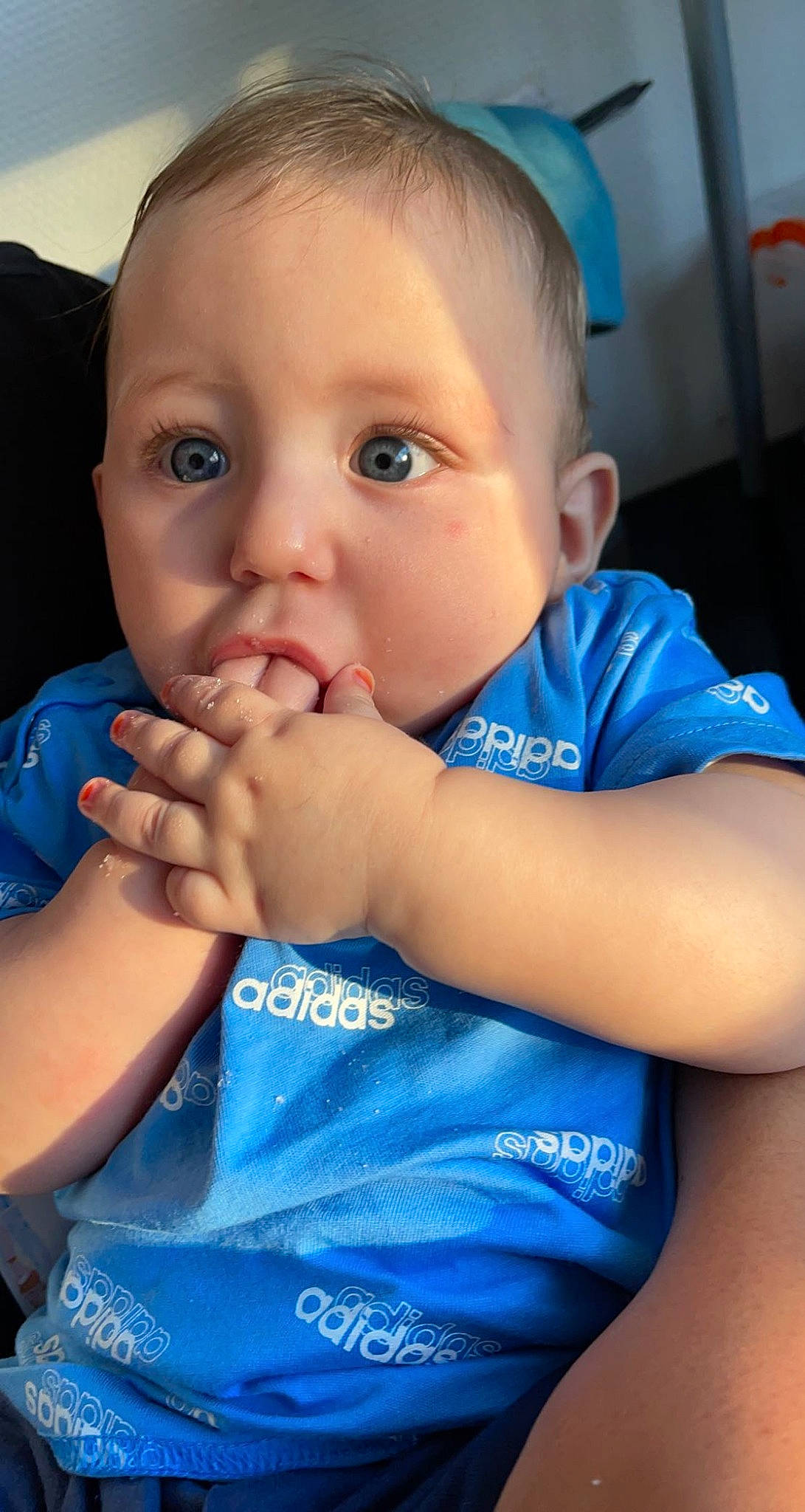 Aksel participe au concours pour gagner de l'argent avec cette photo : azure, baby, baby_toddler_clothing, blue, cheek, ear, eyebrow, eyelash, finger, gesture, hand, happy, iris, lip, mouth, nose, person, skin, sleeve, thumb
