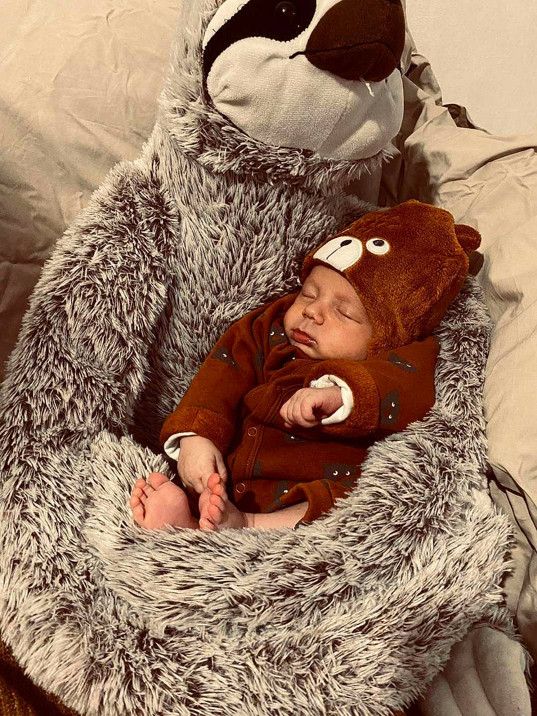 Aksel participe au concours pour gagner de l'argent avec cette photo : baby, cap, comfort, fur, gesture, happy, hat, headgear, headwear, interaction, knit_cap, outerwear, people_in_nature, person, sitting, stuffed_toy, sunglasses, textile, toddler, white
