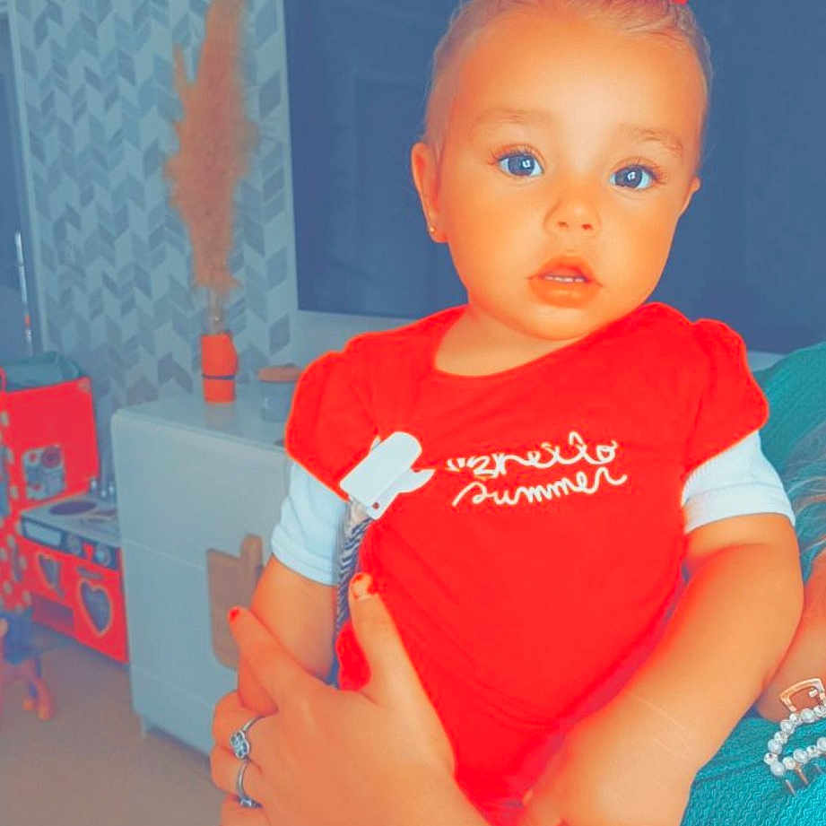 Swaëly participe au concours pour gagner de l'argent avec cette photo : baby_toddler_clothing, child, elbow, electric_blue, flooring, fun, hairstyle, happy, human_body, magenta, neck, orange, pink, play, room, shoulder, sleeve, t_shirt, toddler, trunk