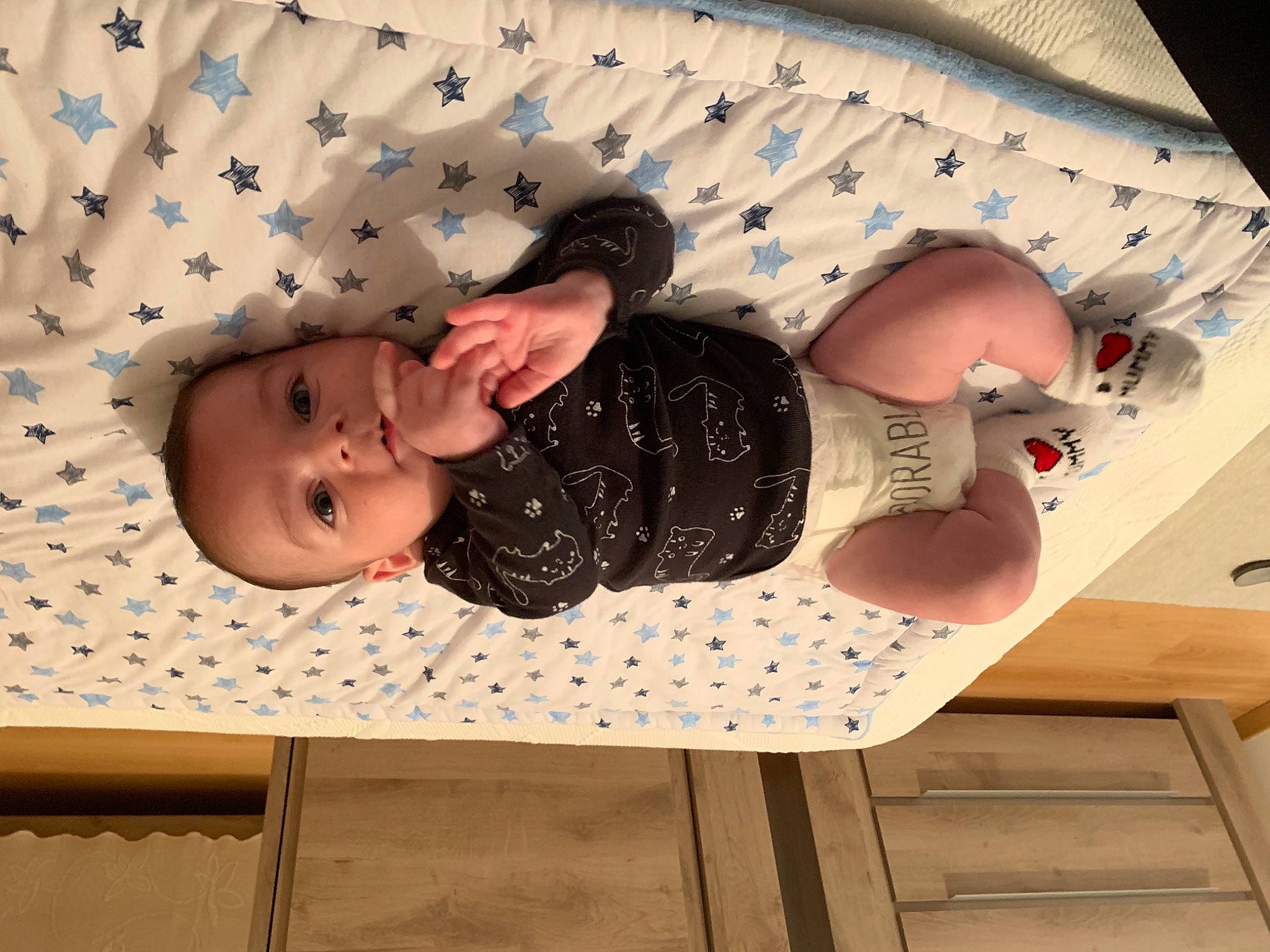 Florian participe au concours pour gagner de l'argent avec cette photo : baby, baby_products, baby_toddler_clothing, child, comfort, flooring, foot, hardwood, headgear, linens, mammal, pattern, person, polka_dot, room, sleeve, smile, thigh, toddler, wood