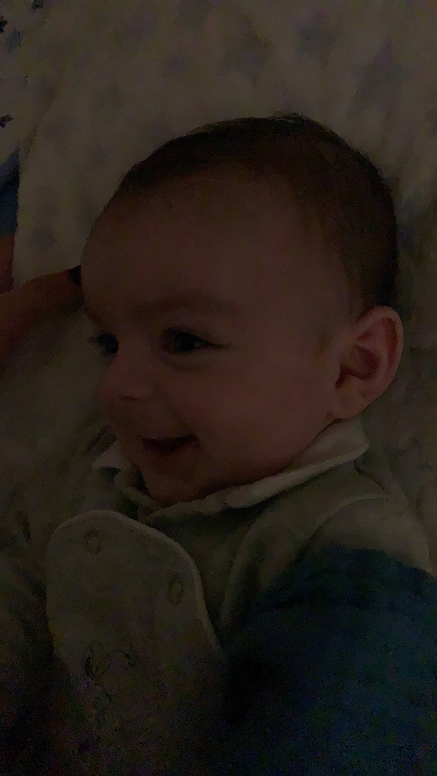 Florian participe au concours pour gagner de l'argent avec cette photo : baby, baby_toddler_clothing, cheek, child, comfort, ear, eyebrow, forehead, happy, iris, laugh, linens, lip, nose, person, room, sitting, skin, sleeve, smile