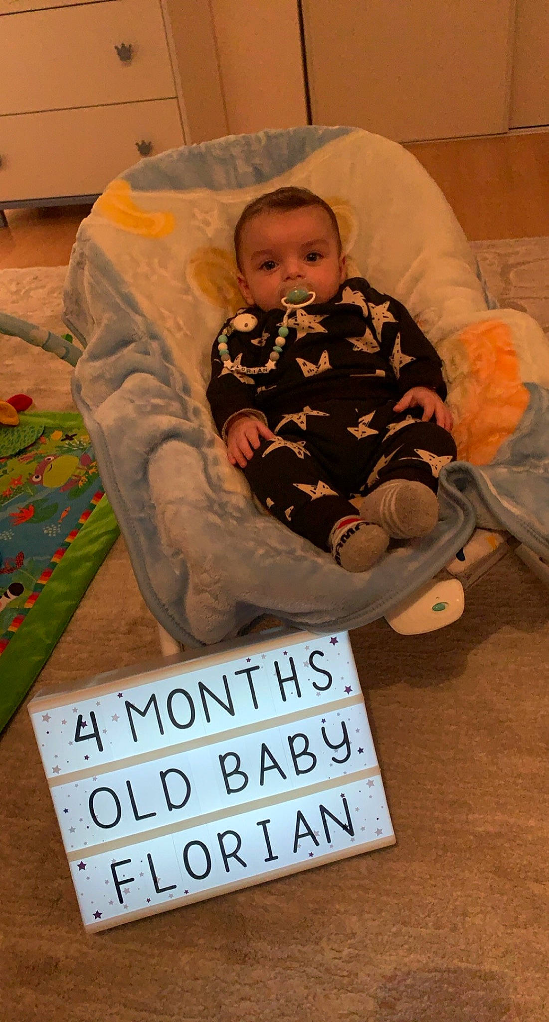 Florian participe au concours pour gagner de l'argent avec cette photo : baby, baby_products, baby_safety, baby_toddler_clothing, child, comfort, flooring, font, fun, infant_bed, people, person, photo_caption, product, room, sitting, toddler, wood