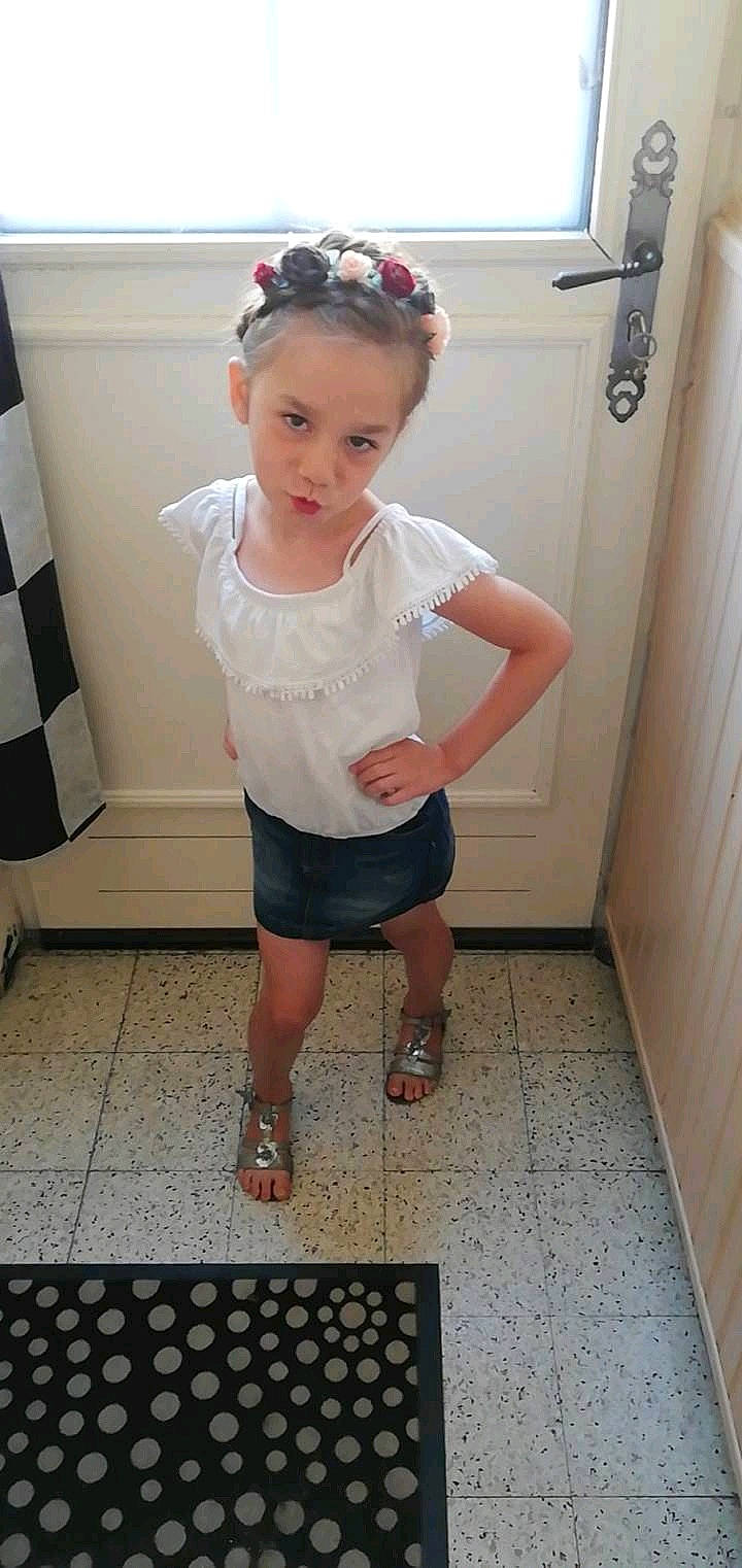 Lou-ann a rejoint le concours — aidez-le/la à gagner de superbes lots ! baby_toddler_clothing, child, floor, leg, person, plumbing_fixture, room, shoe, standing, toddler