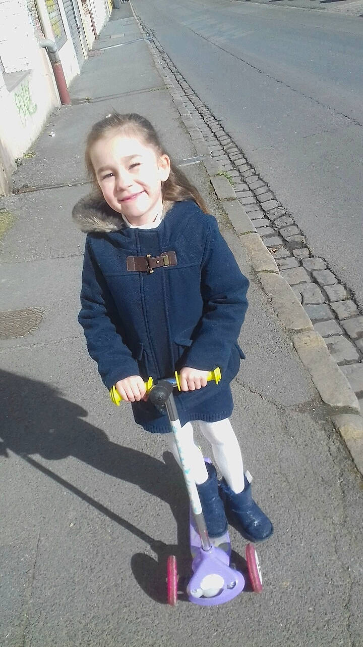 Lou-ann a rejoint le concours — aidez-le/la à gagner de superbes lots ! footwear, joy, kick_scooter, person, shoe