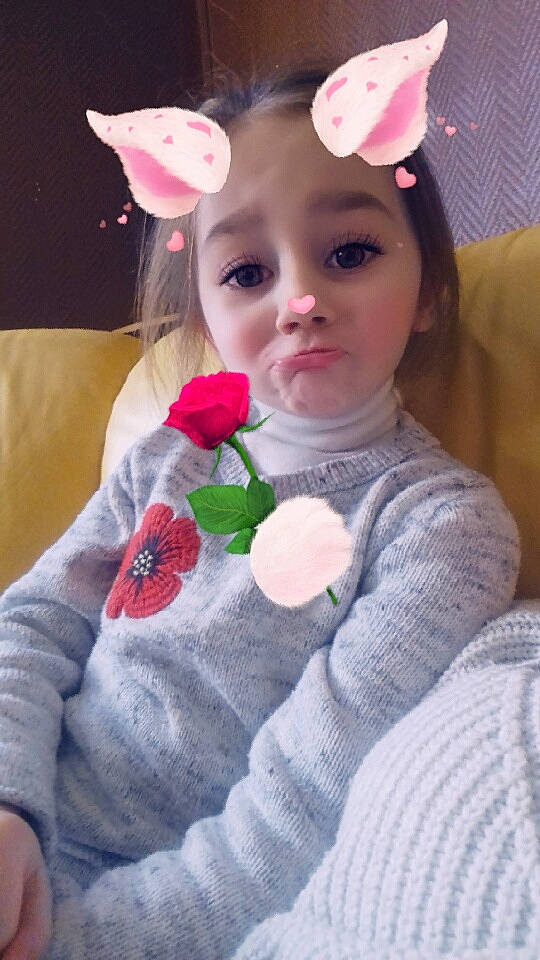 Lou-ann a rejoint le concours — aidez-le/la à gagner de superbes lots ! cheek, child, flower, hair_accessory, person, pink, smile, toddler