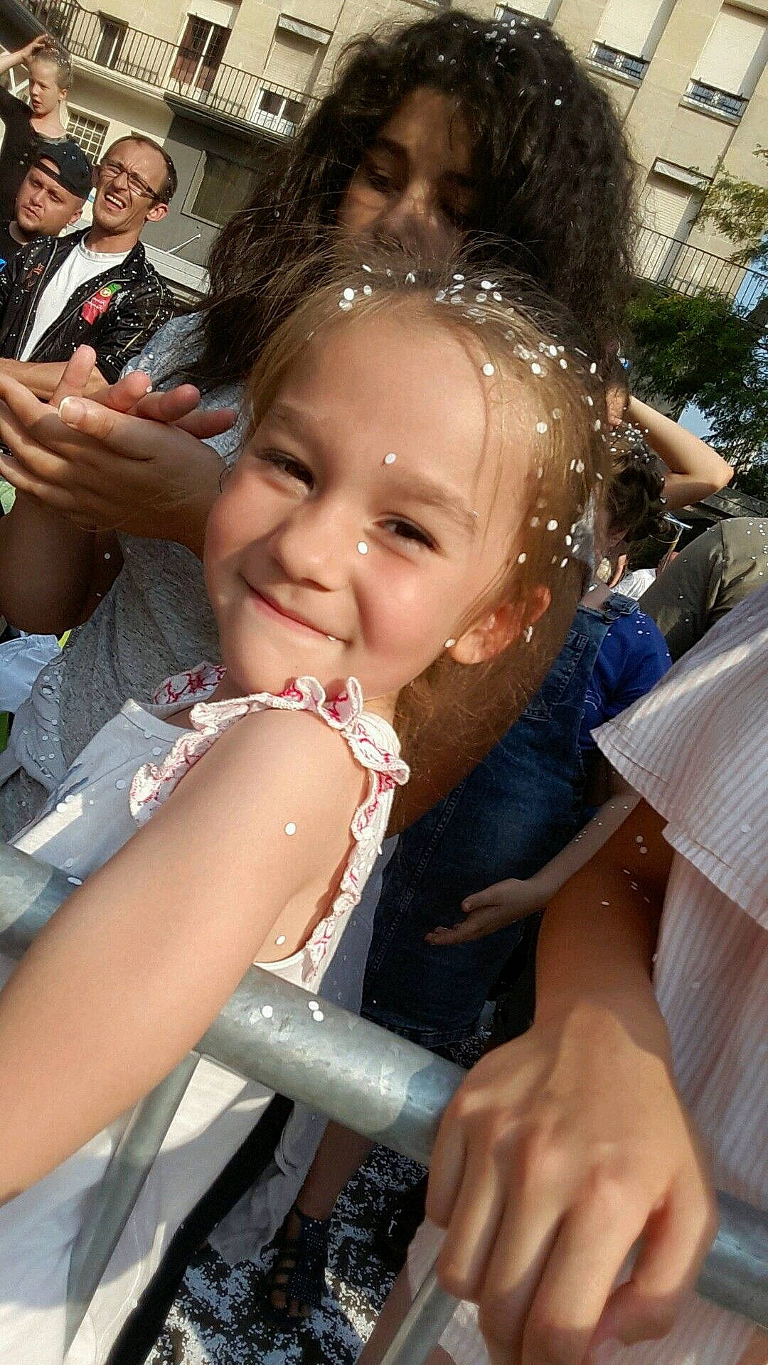 Lou-ann participe au concours pour gagner de l'argent avec cette photo : child, finger, fun, gesture, headwear, joy, person, smile